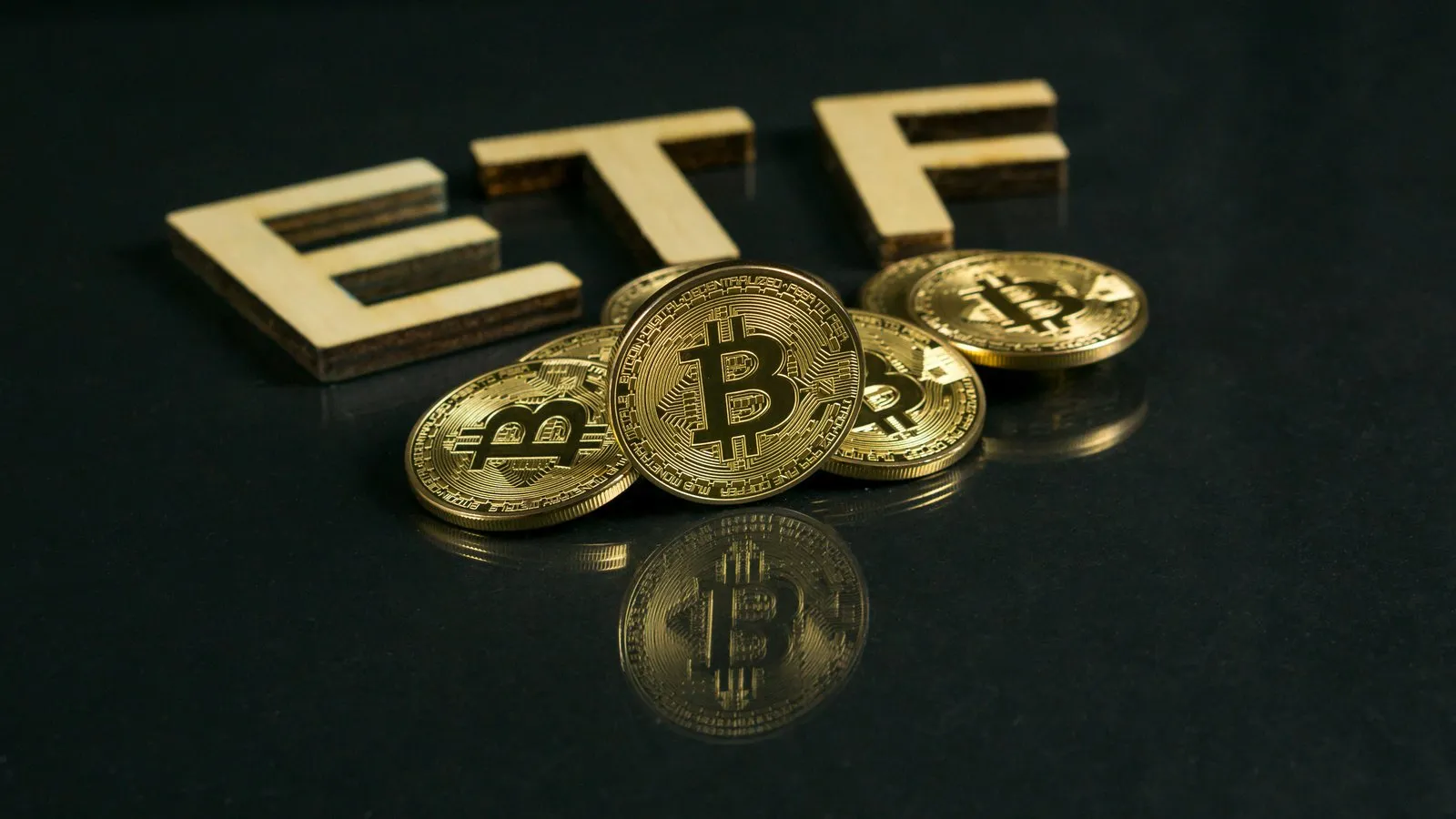 Gap Between Grayscale, BlackRock Bitcoin ETFs Narrows to $1.5 Billion