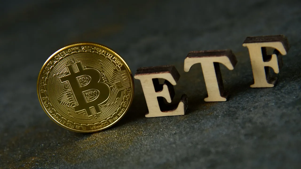 Bitcoin ETF Inflows Top $303 Million