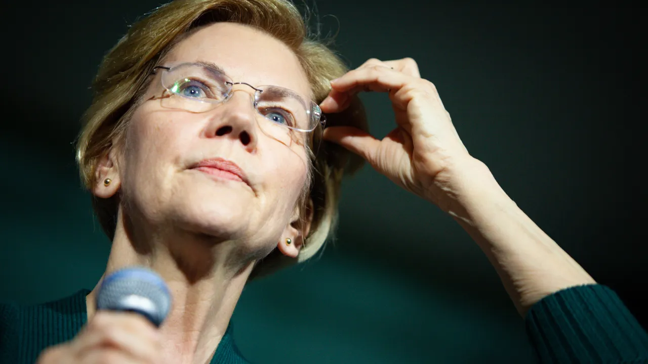 Bitcoin Critic Elizabeth Warren Urges Fed Chair to Make Massive Rate Cut