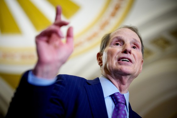 Wyden: AT&T, T-Mobile, and Verizon weren’t notifying senators of surveillance requests